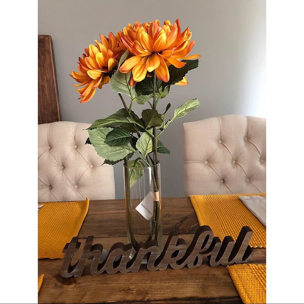 Faux/ fake/ silk flowers and 4 placemats